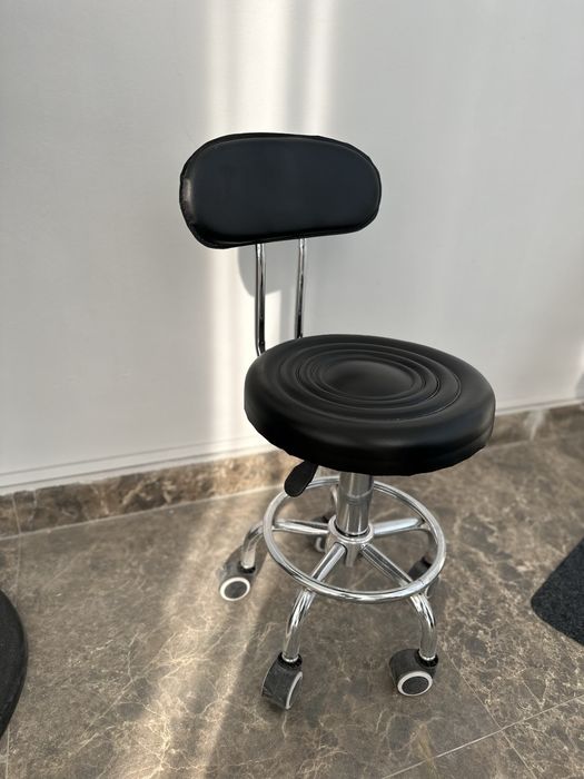 Стул на колесиках