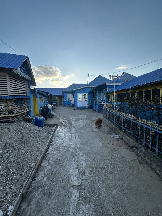 Vand casa si teren aferent