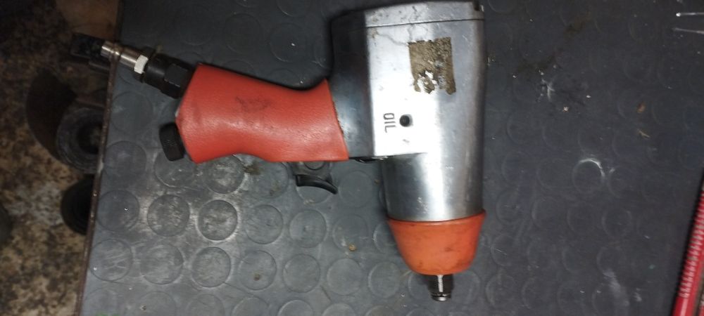 Продавам пневматичен ударен гайковерт