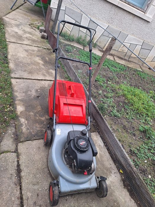 Vând mașina tuns iarba