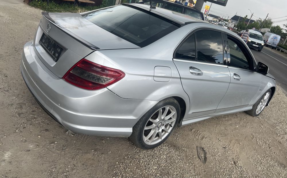 vand mercedes sau dezmebrez la ocomanda mai are c220 170cp automat