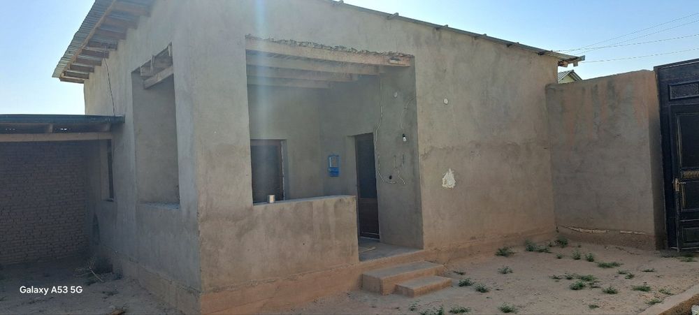 Uy sotiladi 8 sotx 2 xonali uyi bor