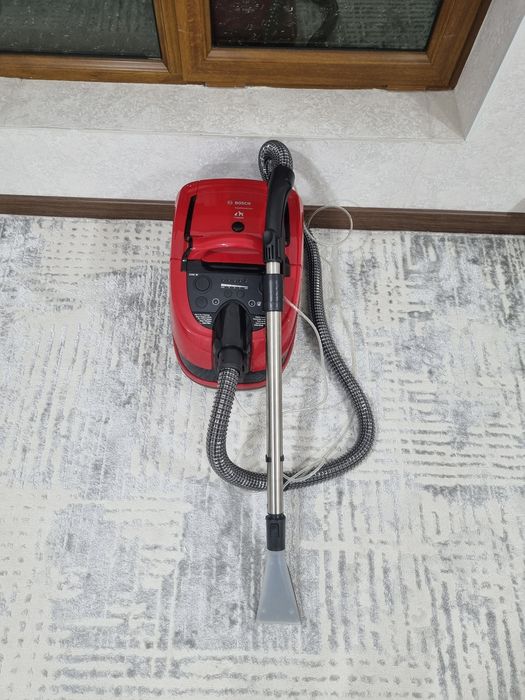 Моющий пылесос Bosch BWD421PET,с водяным фильтром.