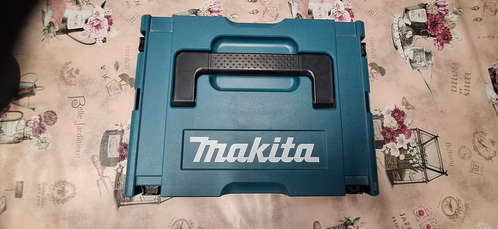 Продавам Marital CC301DZ с акумулаторни батерии от MAKITA със зарядно