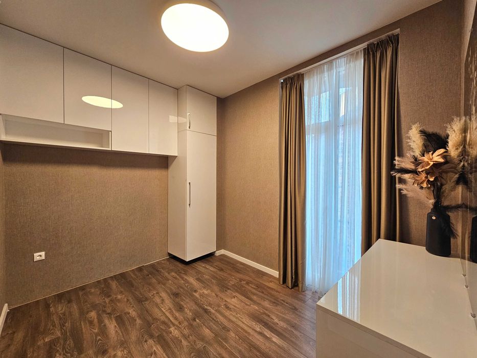 Продава се Тристаен апартамент в София, Център - 105 кв.м за 5505 €/кв.м - Снимка #4