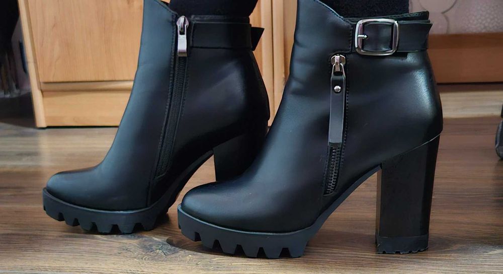 Дамски боти на ток