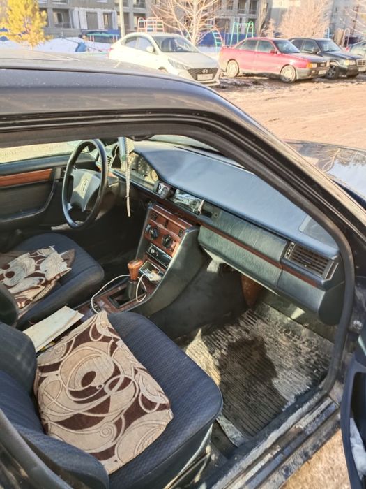 Автомобиль мередес бенз Е 220