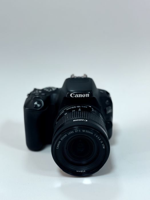 Фотокамера Canon EOS 200d