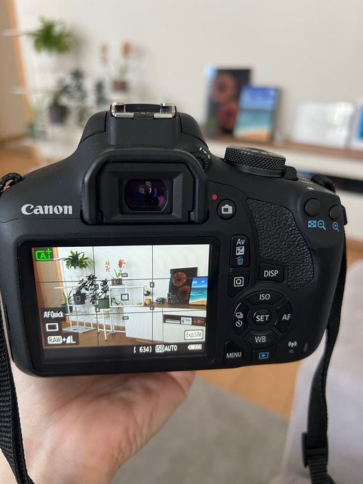 Фотоапарат Canon EOS 2000D (като нов)