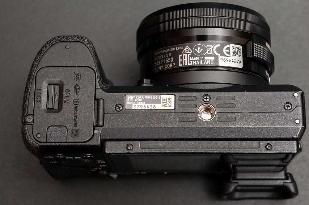 Pachet SONY A6500 + obiectiv kit + 4 acumulatori + card