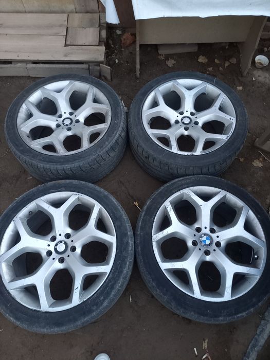 От машины BMW X5