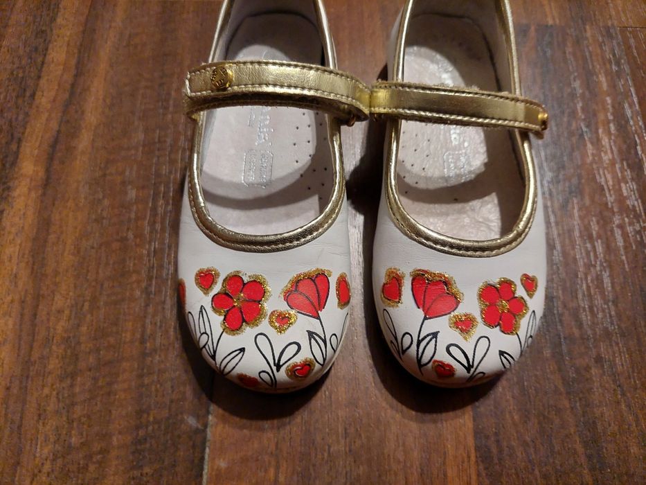 Balerini măsură 25 din piele, albi  pictați cu maci rosii