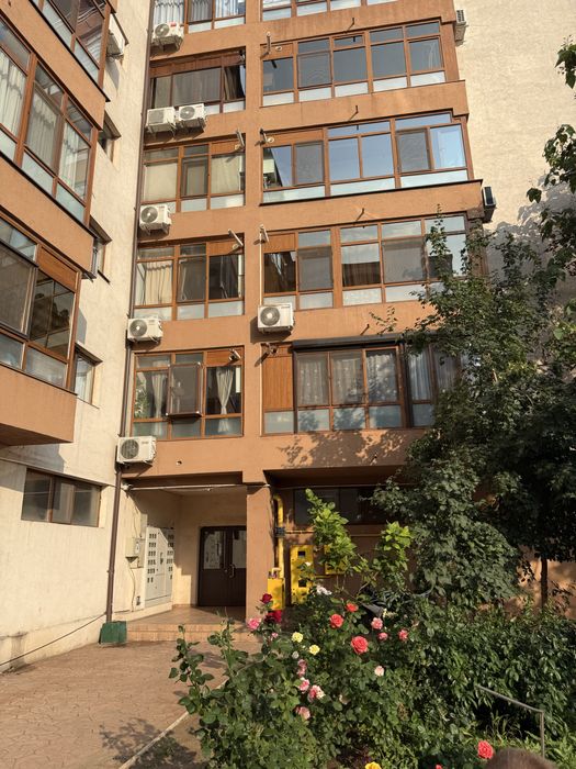 De inchiriat apartament 3 camere