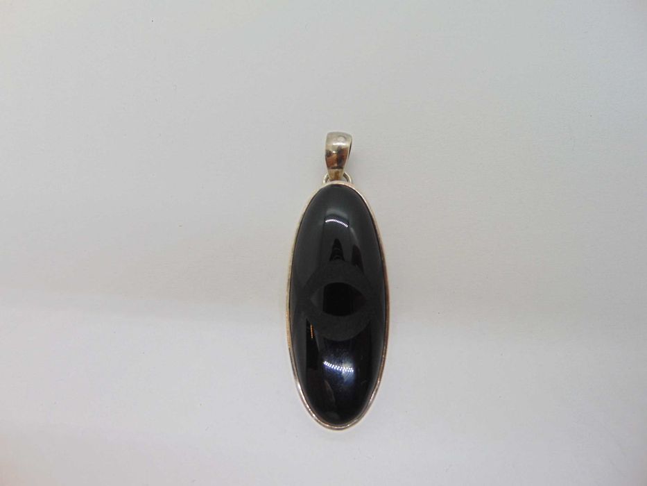 Pandantiv din argint cu onix gravat