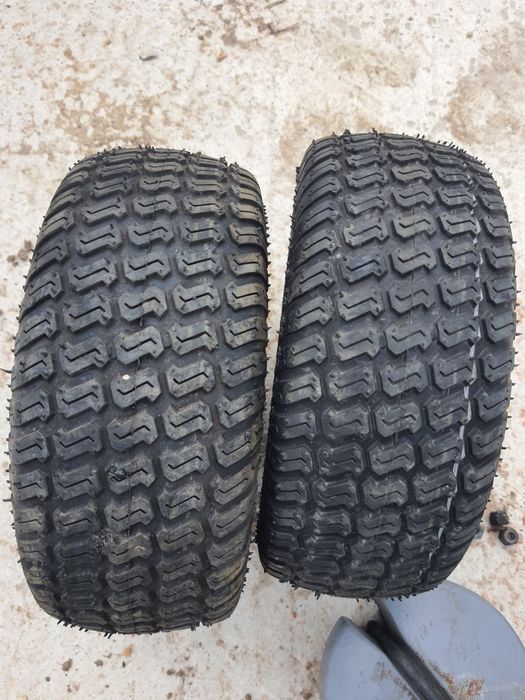 Roți de tractor de gazon 13.00 x 5.00 x 6.00 cu anvelope aproape noi și contragreutăți.