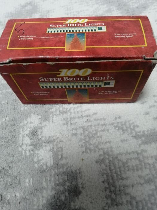 Новогодние игрушки и гирлянды