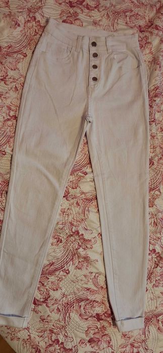 Кожен панталон и бели дънки