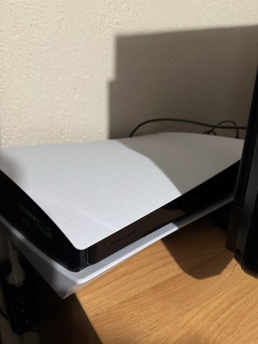 Playstation 5 с диск + 2 джойстика + 13 игри