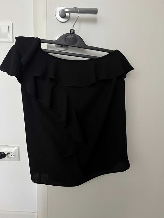 Vand bluzita vara lejera eleganta neagra pe un umar Caramel XS-S