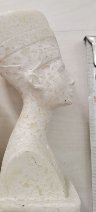 Лот мраморни статуетки.