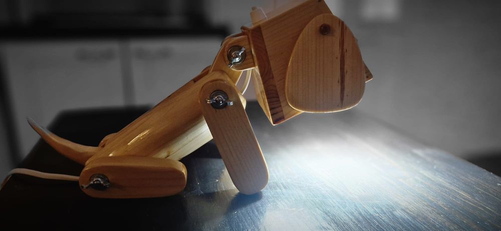 Veioză cățel din lemn