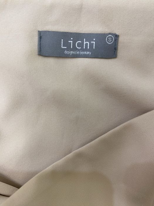 Бежевое платье бренда Lichi