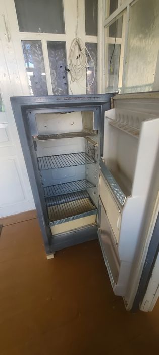 Холодильник сотилади