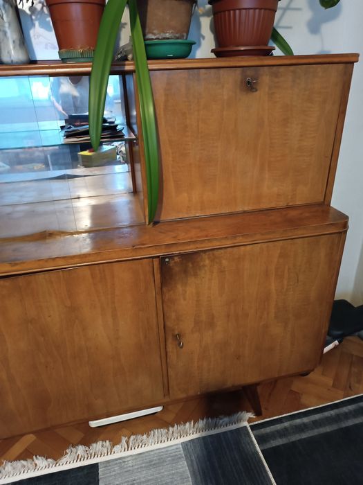 Бюфет с витрина и шкафове