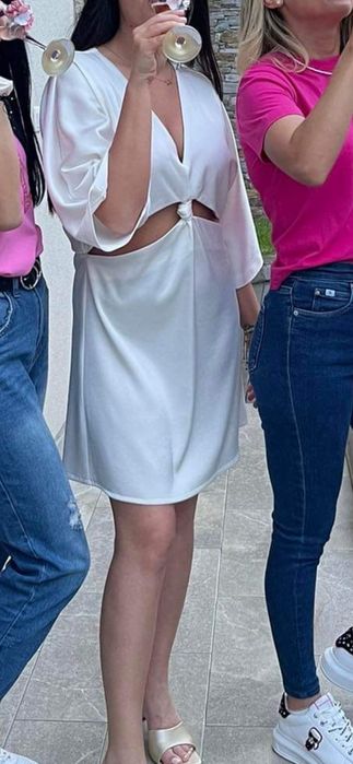 Бяла сатенена рокля