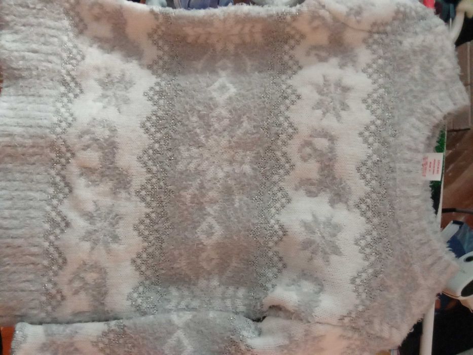 Зимни пуловери 6-8 г.-2 евро.