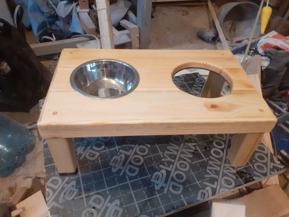 Стойка за храна и вода за домашни любимци