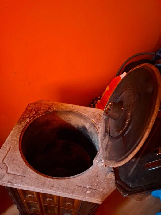 Печка на дърва, изработена от чугун и ламарина