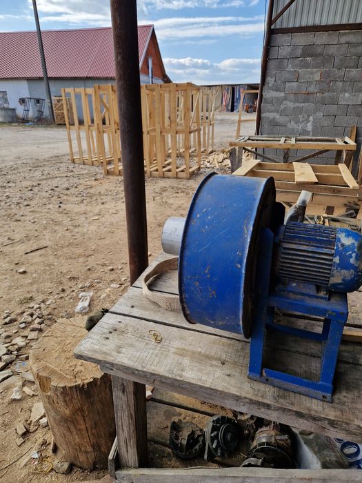 Ventilator cu exhaustare trifazic