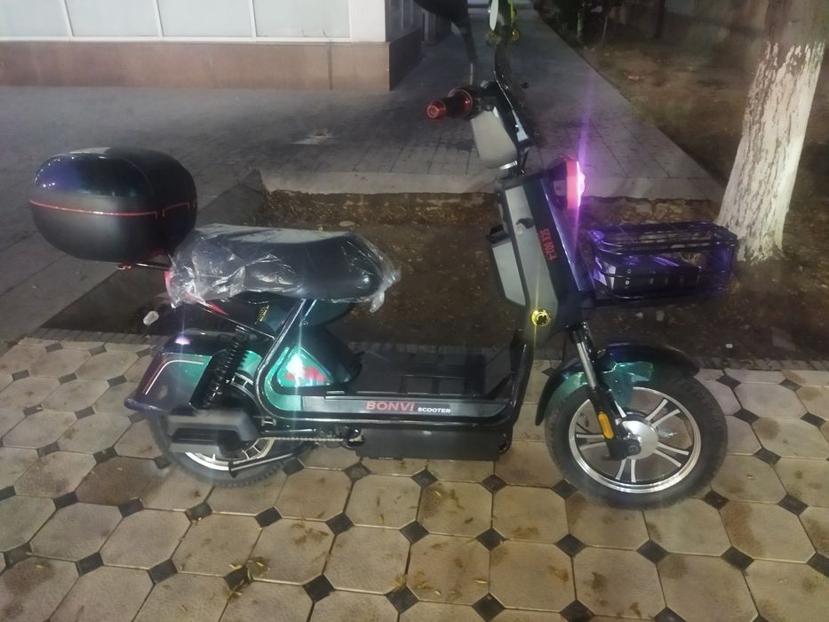 Скутер bonvi sce002-4