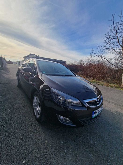 Opel Astra J an fabricatie 2012, stare foarte buna, pret negociabil