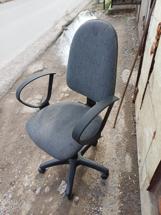 Офисный стул серый