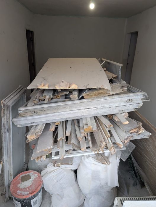 Ridic saci cu moloz și deșeuri din construcții
