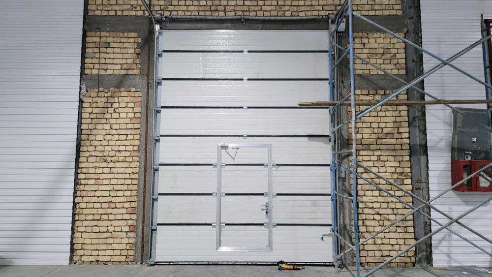 Фурнитура для секционных ворот, в наличии есть всё.