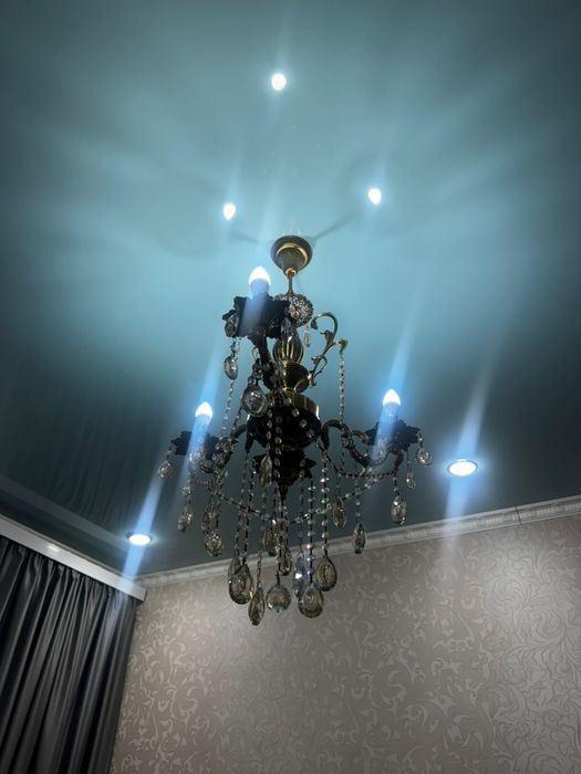 Красивая хрустальная люстра