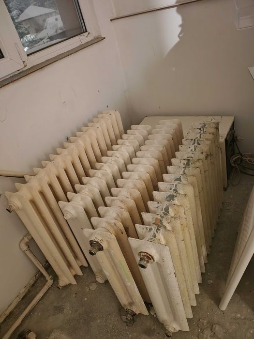 4 calorifere și o cadă de baie