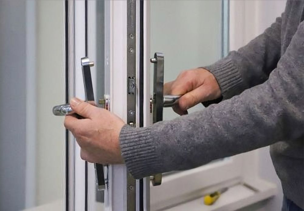 REPARATII USI/Ferestre/Yale usi/Termopane/Deblocari usi/Manere usi