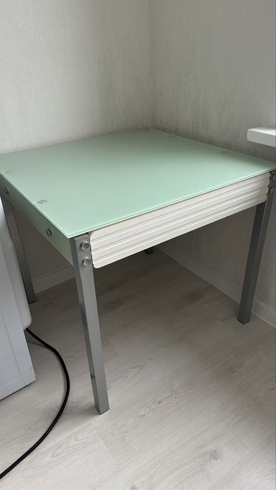 Продам стеклянный стол в гостиную или на кухню