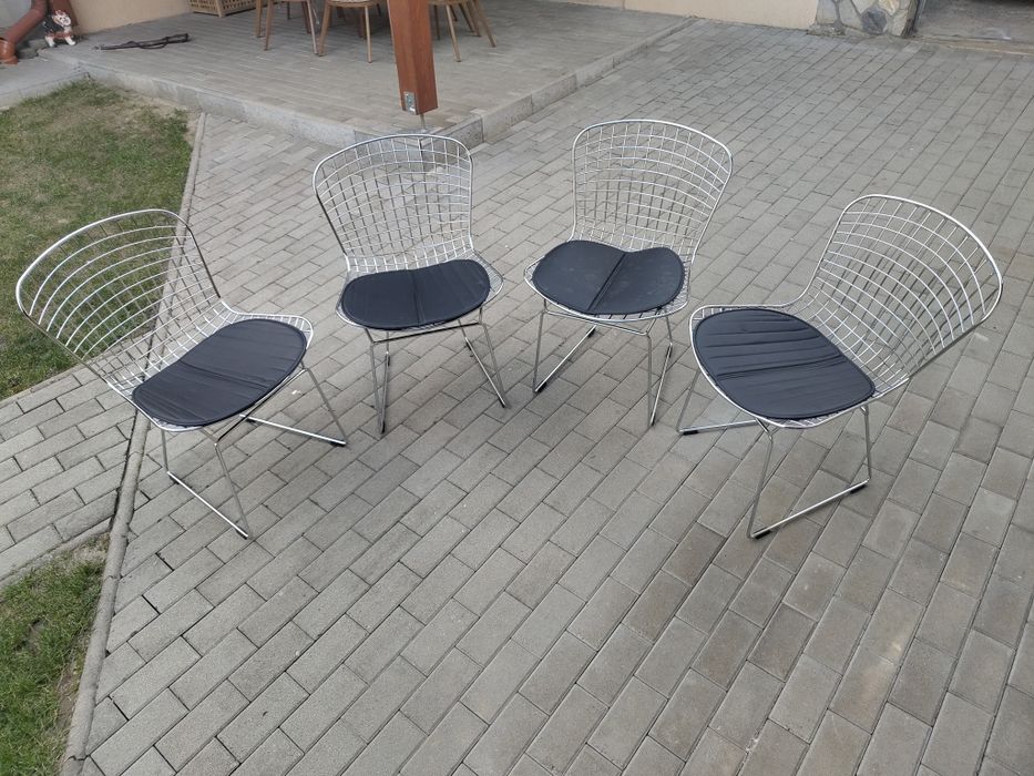 De vanzare 4 scaune cromate, late si confortabile