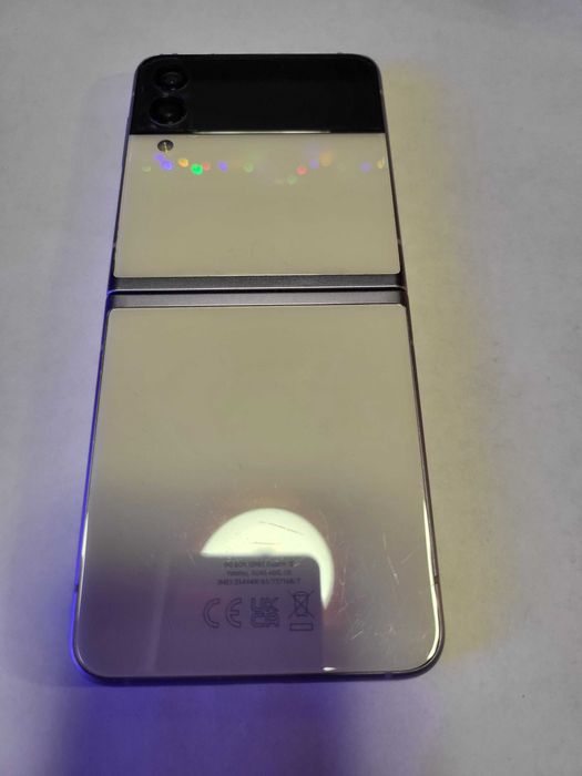 Z FLIP3 добро състояние.