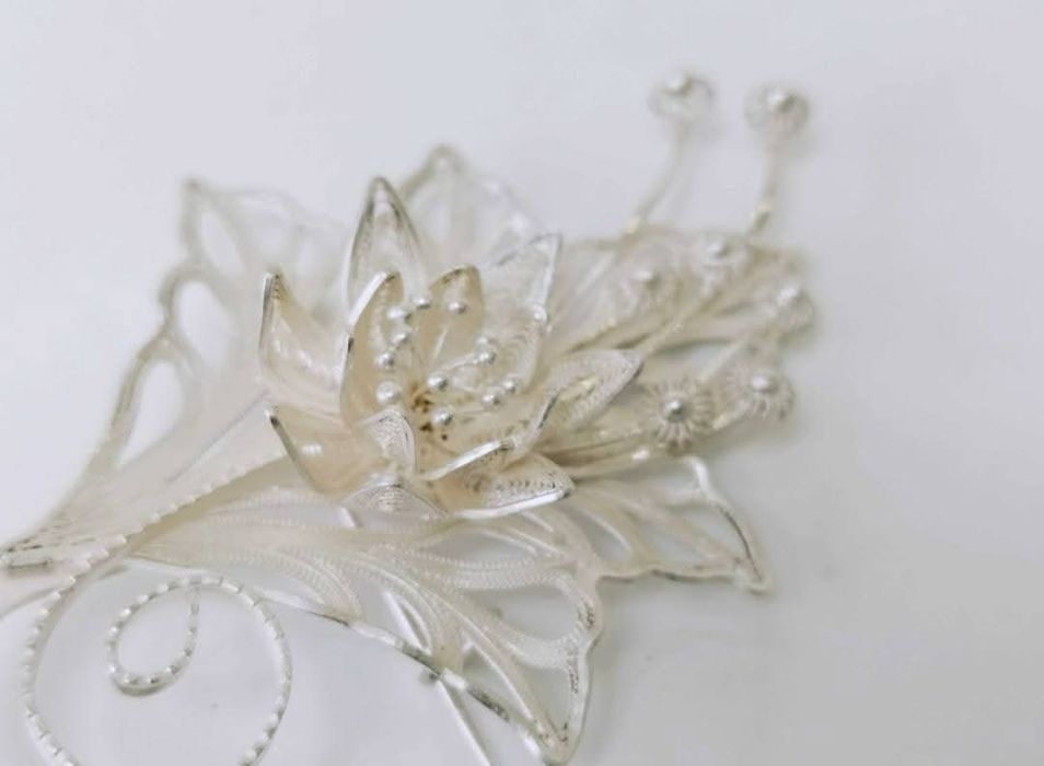 Veche brose filigran, cu flori, din argint de 925