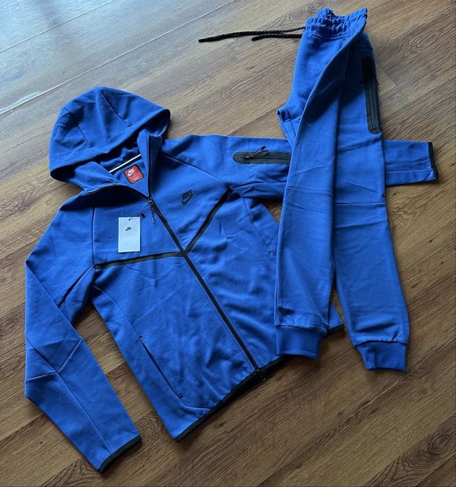 Мъжки,памучен екип Nike в тъмно синьо с активен заден джоб на долнищет