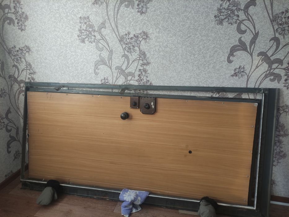 Дверь металлическая б/у.