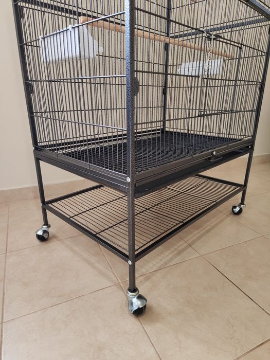 Голяма.  Клетка.