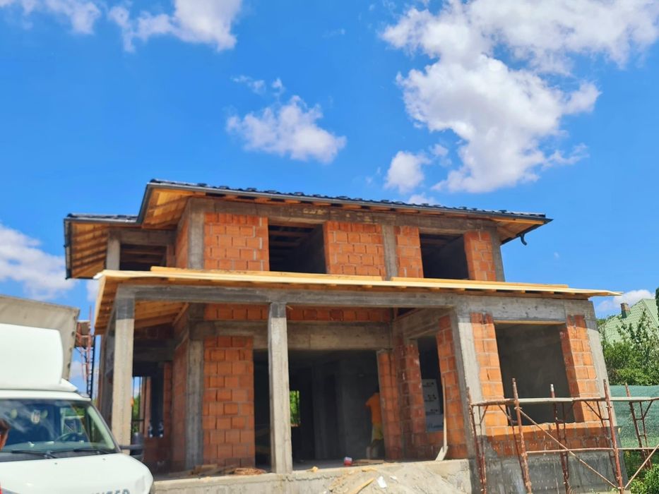 Construcții case la roșu
