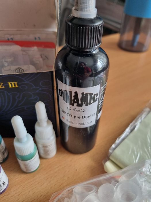 Kit tatuat, masina si accesoriile